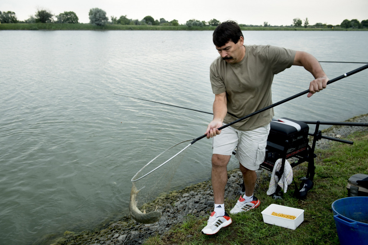 Áder János Szegeden horgászik