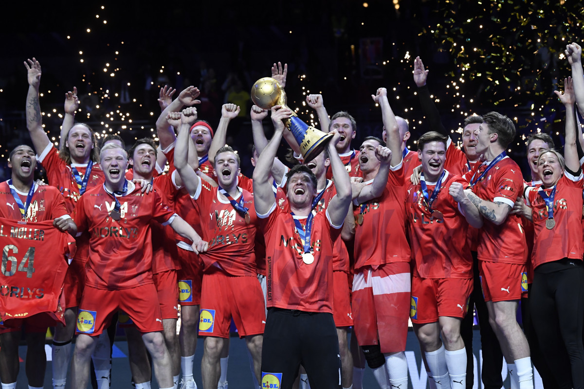 A győztes dán válogatott tagjai ünnepelnek a férfi kézilabda olimpiai kvalifikációs világbajnokság eredményhirdetésén a stockholmi Tele2 Arénában 2023. január 29-én. Dánia a döntőben 34-29-re nyert Franciaország ellen, és ezzel sorozatban harmadszor lett világbajnok. MTI/Kovács Tamás