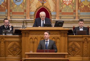 Dömötör Csaba, a Miniszterelnöki Kabinetiroda parlamenti államtitkára felszólal a Magyarországra telepített és telepítendő akkumulátorgyárak környezeti és gazdasági hatásairól szóló vitában az Országgyűlés plenáris ülésén 2023. február 27-én. Mögötte Latorcai János, az Országgyűlés KDNP-s alelnöke. MTI/Szigetváry Zsolt