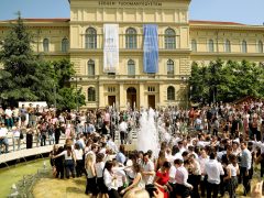 Szeged, egyetemisták, orvostanhallgatók, Dugonics tér, szökőkút