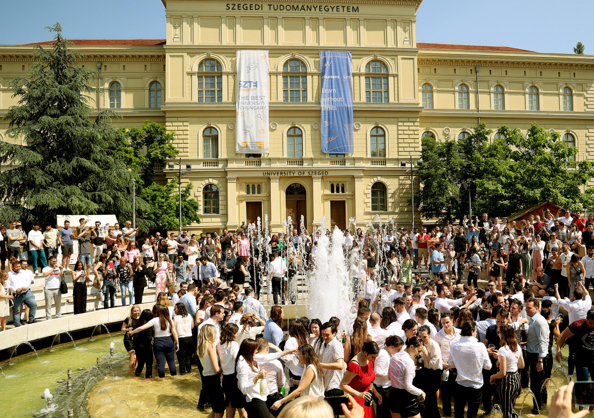Szeged, egyetemisták, orvostanhallgatók, Dugonics tér, szökőkút