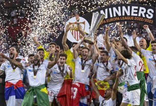 A spanyol csapat ünnepli győzelmét a trófeával a labdarúgó Európa-liga döntőjében játszott Sevilla - AS Roma mérkőzés végén a budapesti Puskás Arénában 2023. június 1-jére virradóan. A döntőt a Sevilla nyerte 1-1-es rendes játékidő és hosszabbítás után tizenegyesekkel 4-1-re. MTI/Kovács Tamás