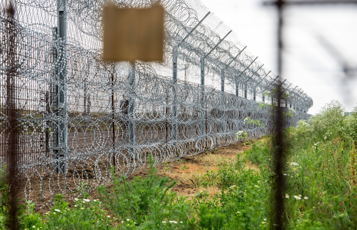 A magyar-szerb határszakaszon lévő ideiglenes biztonsági határzár Röszke közelében 2023. június 6-án. Befejeződött a déli határzár megerősítése és kibővítése. MTI/Rosta Tibor