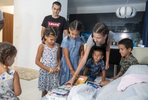 Tanszercsomagokkal segíti a családokat a Campus Fesztivál támogatásával a Debreceni Karitatív Testület